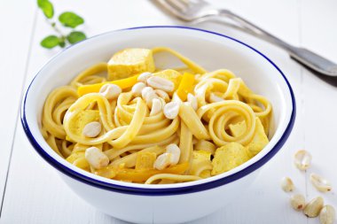 Vegan köri makarna soya peyniri ile