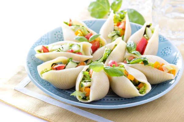 Salada de legumes servida em conchas de macarrão — Fotografia de Stock