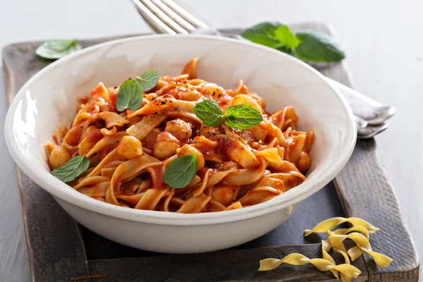 Pasta met tomatensaus en kikkererwten — Stockfoto