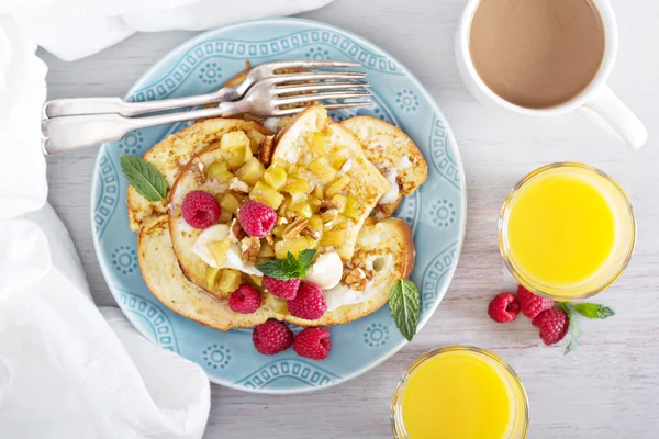 French toasts with apples and mascarpone cheese