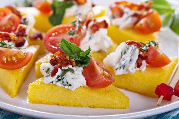 Aperitive polenta cu ricotta si bacon — Fotografie, imagine de stoc