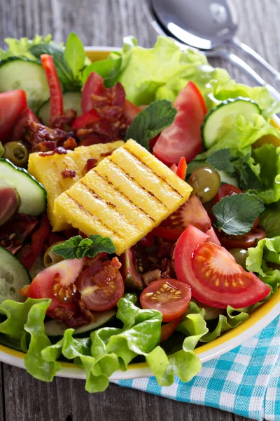 Salada com legumes frescos, polenta grelhada — Fotografia de Stock