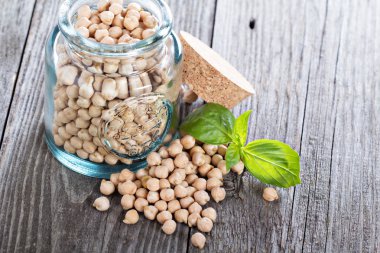 Cam kavanozda çiğ nohut.