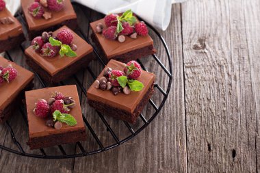 Çikolatalı mousse kek ahududu ile