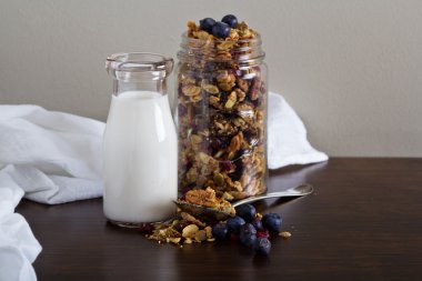 Kavanozda ev yapımı granola.