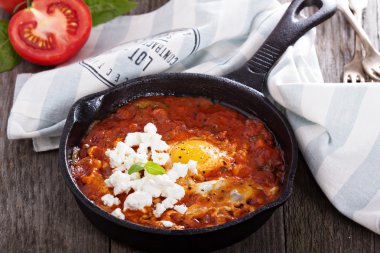 Domates ve yumurta ile Shakshuka