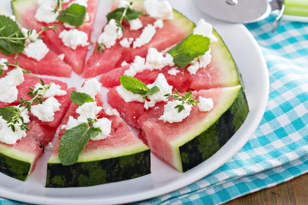 Pizza de melancia com queijo feta e ervas — Fotografia de Stock