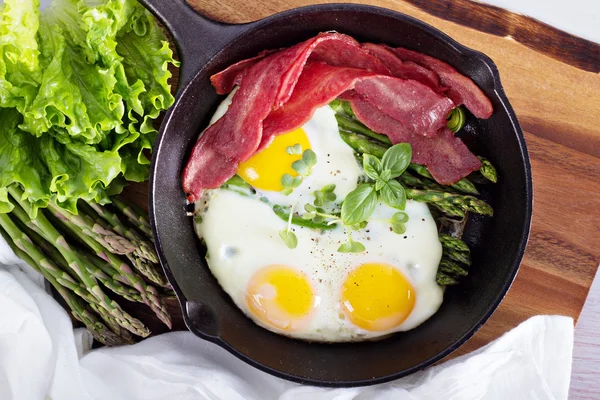 Baked eggs with asparagus and bacon