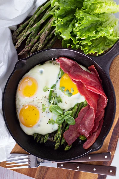 Baked eggs with asparagus and bacon — Stock Photo, Image