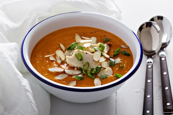 Süßkartoffel- und Kürbissuppe mit Huhn — Stockfoto