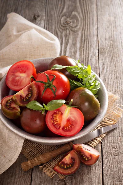 Потерти свіжі помідори в мисці — стокове фото
