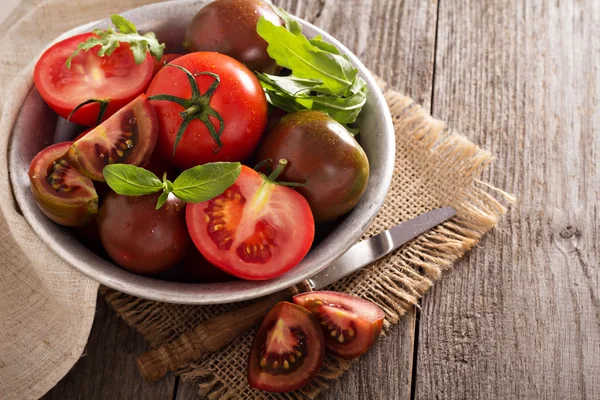 Ripe fresh tomatoes in a bowl — Stock Photo, Image