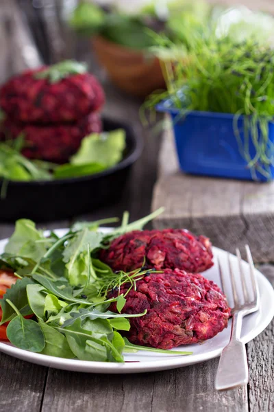 Beet root and red bean vegan burgers — Stock Photo, Image