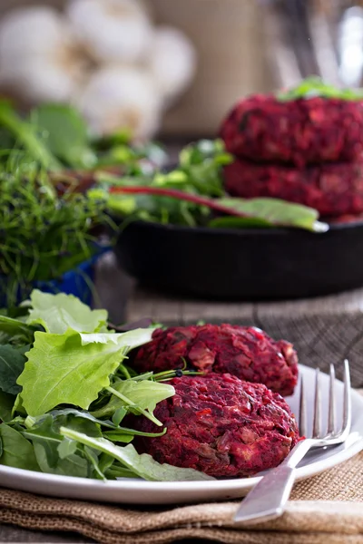 Raiz de beterraba e hambúrgueres vegan feijão vermelho — Fotografia de Stock