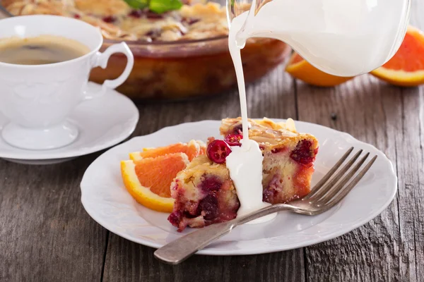 Праздничный пирог с клюквой и апельсином — стоковое фото