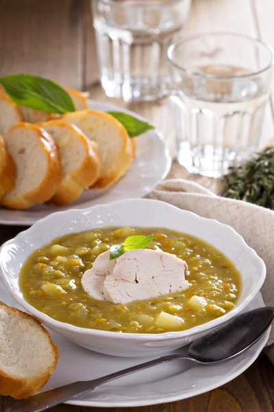 Soupe de pois cassés au poulet copieux — Photo