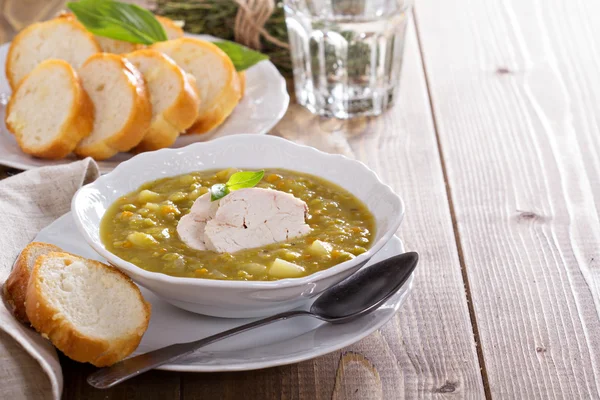 Sopa de guisantes partida de pollo abundante —  Fotos de Stock