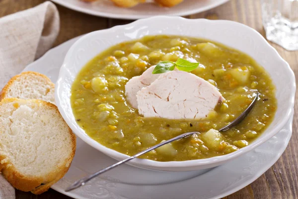 Sopa de ervilha dividida de frango saudável — Fotografia de Stock