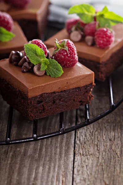 巧克力慕斯蛋糕与覆盆子 — 图库照片