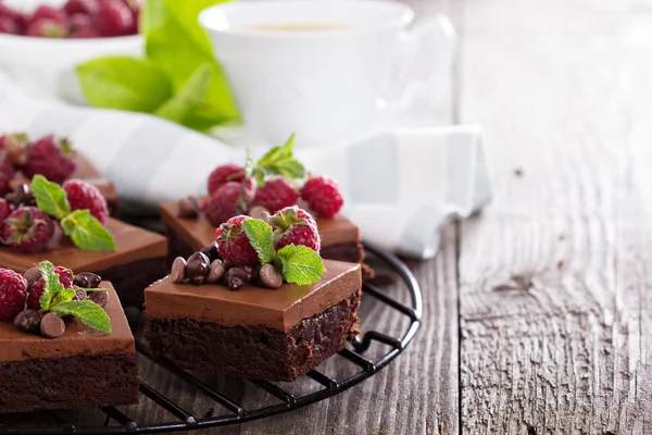 Çikolatalı mousse kek ahududu ile