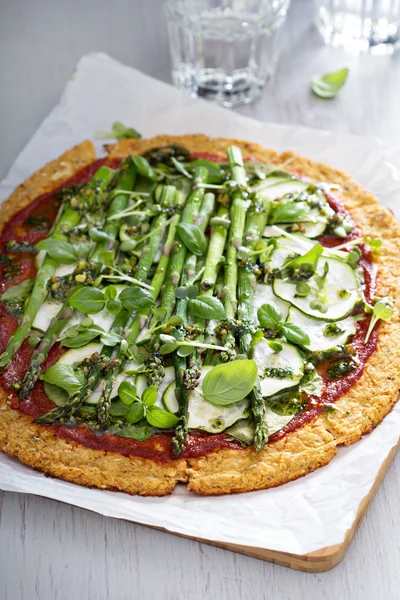 Pizza de coliflor con calabacín y espárragos — Foto de Stock
