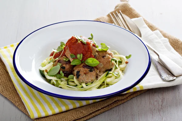 Turkey meatballs with zucchini noodles — Stock Photo, Image