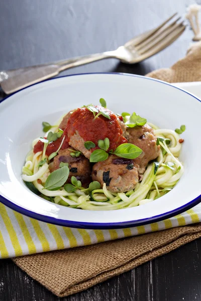 Turkey meatballs with zucchini noodles — Stock Photo, Image