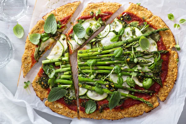 Kalafior pizza z cukinią i szparagami — Zdjęcie stockowe