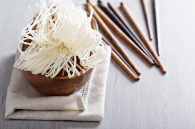Kuru çiğ pirinç noodle bir kase