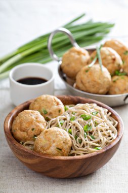 Soba noodle ile tavuk köfte