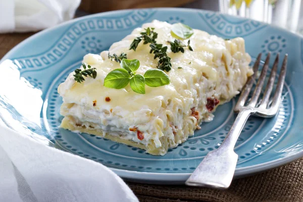 Bílé kuřecí sýrové lasagne — Stock fotografie
