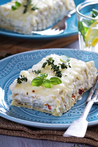 Weiße Hühnerkäse-Lasagne — Stockfoto