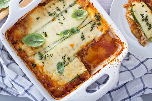 Gezonde courgette lasagne bolognese — Stockfoto