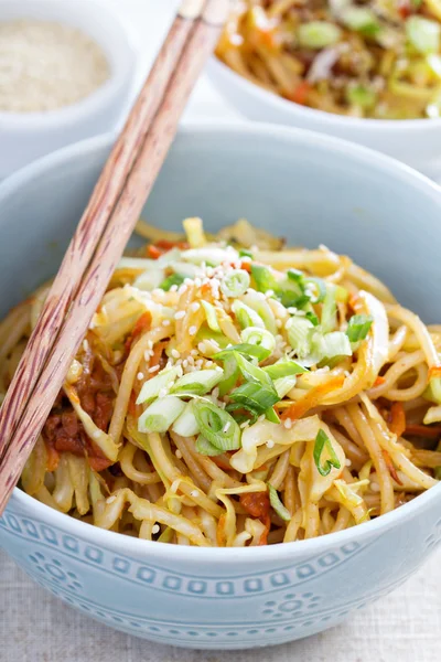 Stir fry with noodles, cabbage and carrot — Stock Photo, Image