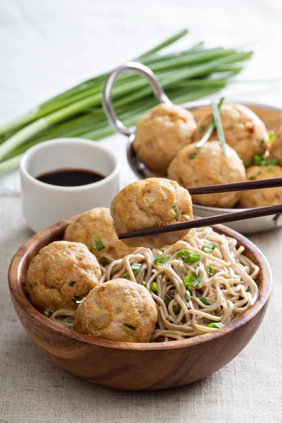 Soba noedels met kip gehaktballen — Stockfoto