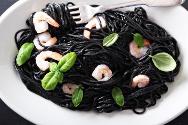 kalamar karides ile ev yapımı makarna mürekkep