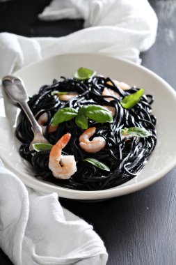 kalamar karides ile ev yapımı makarna mürekkep