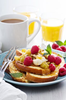 Elma ve mascarpone peyniri ile Fransız tost