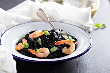 kalamar karides ile ev yapımı makarna mürekkep