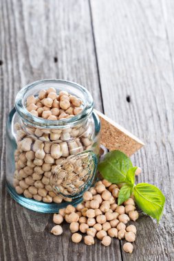 Cam kavanozda çiğ nohut.