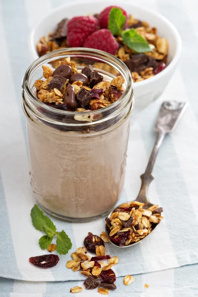 Batido de chocolate con granola para el desayuno —  Fotos de Stock