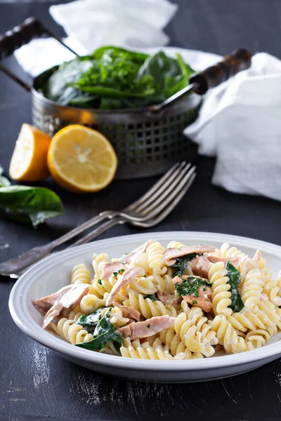 Fusilli pasta met gebakken zalm en spinazie — Stockfoto