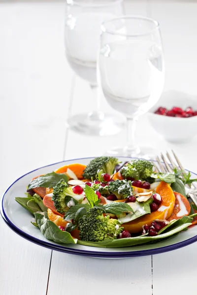 Salad with vegetables, pepperoni and pomergranate — Stock Photo, Image