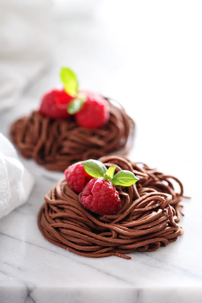 Nidos de pasta de chocolate crudo con frambuesa —  Fotos de Stock