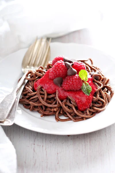 Gekookt chocolade pasta met framboos saus — Stockfoto