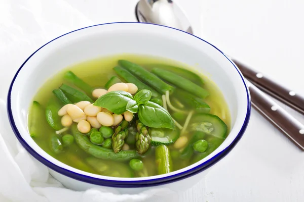 Sopa de minestrone com verduras verdes de primavera — Fotografia de Stock