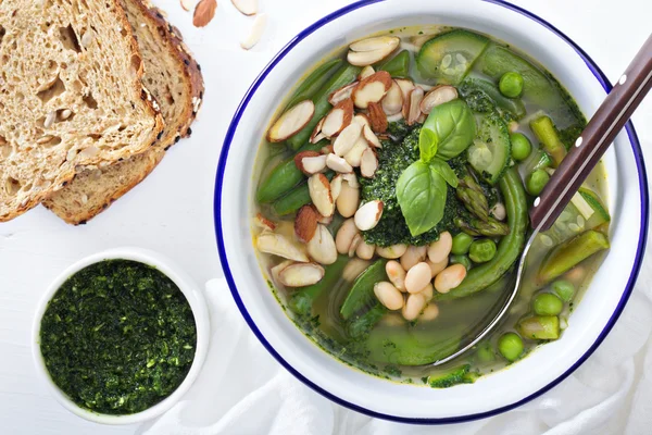 Sopa de minestrone com verduras verdes de primavera — Fotografia de Stock