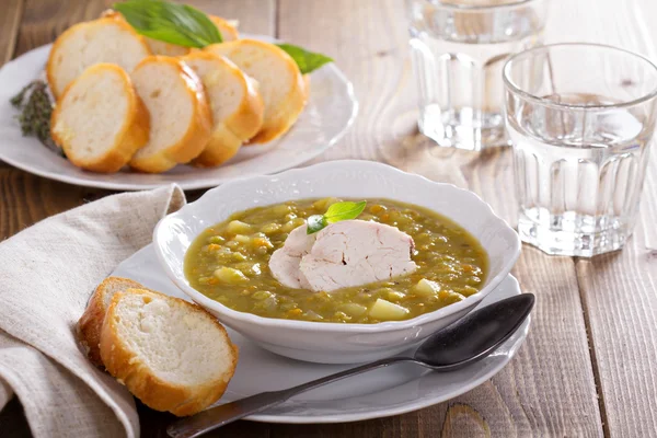 Ситний курячий суп з гороху — стокове фото