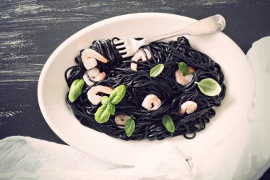 kalamar karides ile ev yapımı makarna mürekkep