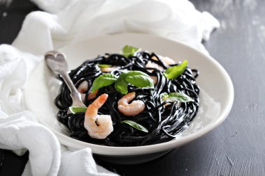 kalamar karides ile ev yapımı makarna mürekkep